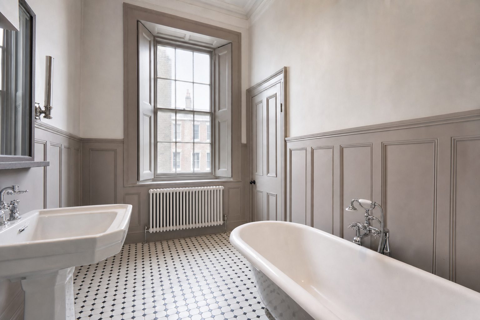 Een herenhuisbadkamer met zuilwastafel en oude luiken — Opgeruimd