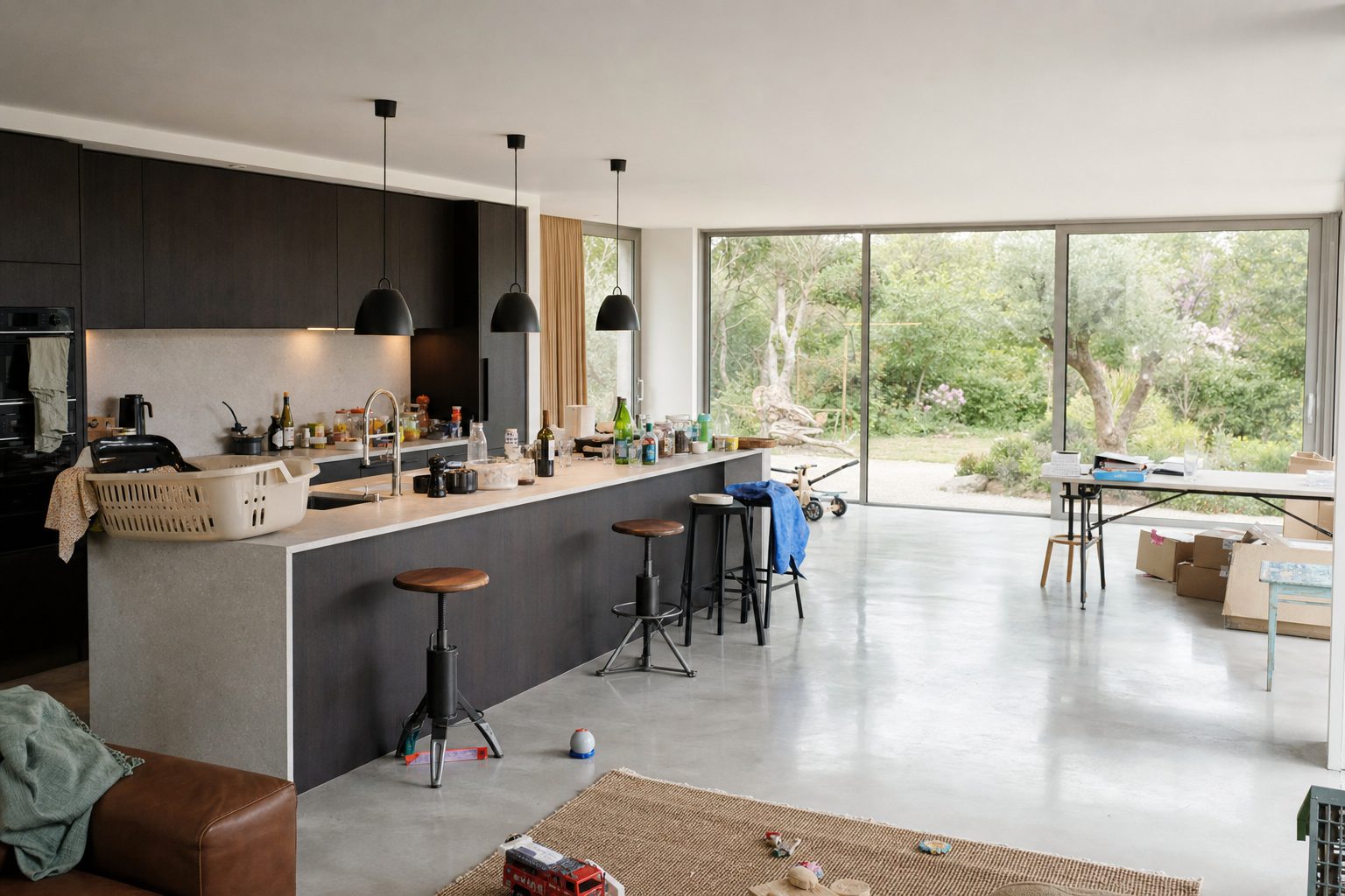 Een open leefkeuken achter glas van vloer tot plafond — Origineel