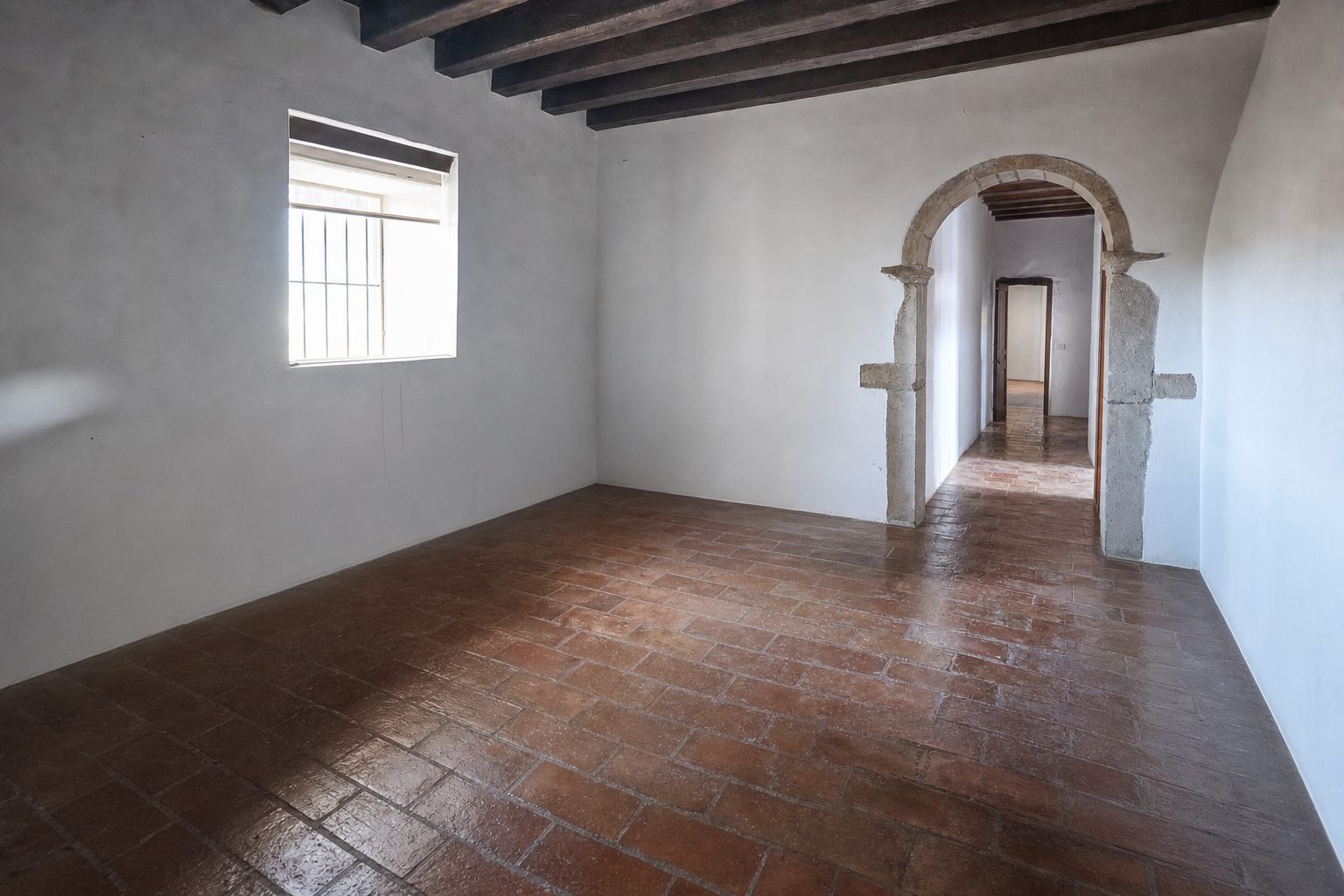 Ein gekalktes Dorfhaus mit Steinbogen — Entrümpelt