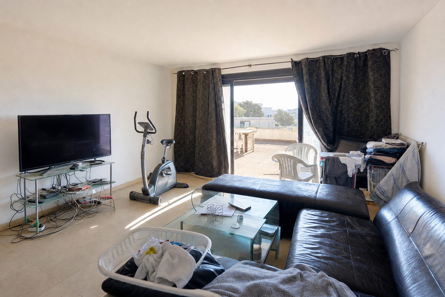 Eine moderne Wohnung mit sonniger Terrasse — Original