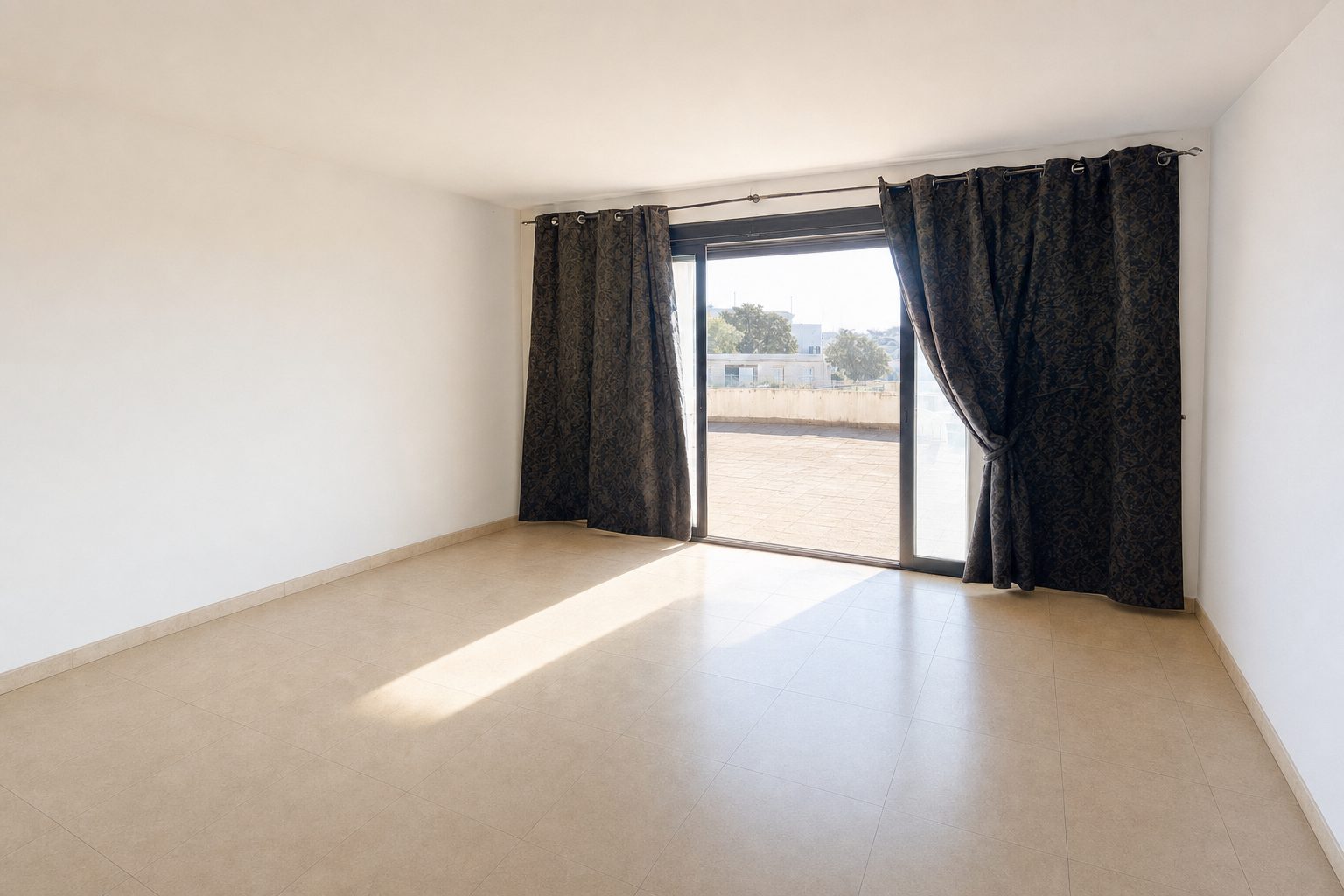 Eine moderne Wohnung mit sonniger Terrasse — Entrümpelt