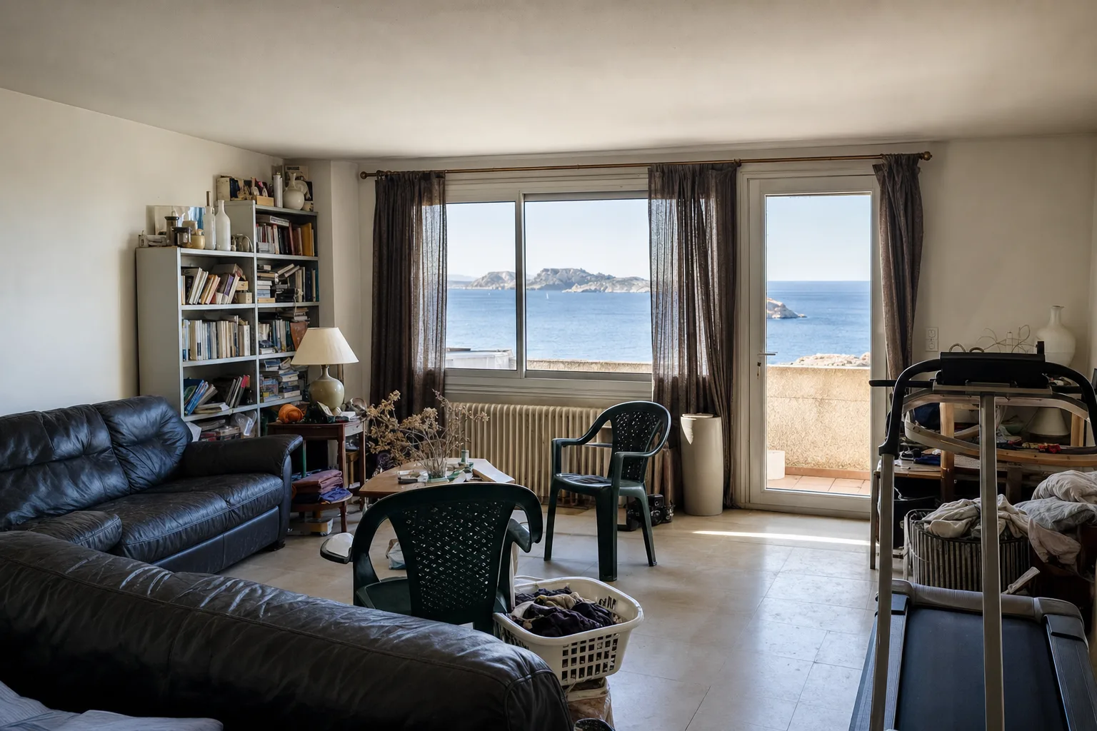 Séjour ouvert sur une petite terrasse, vue directe sur la mer et les îles du Frioul — Original