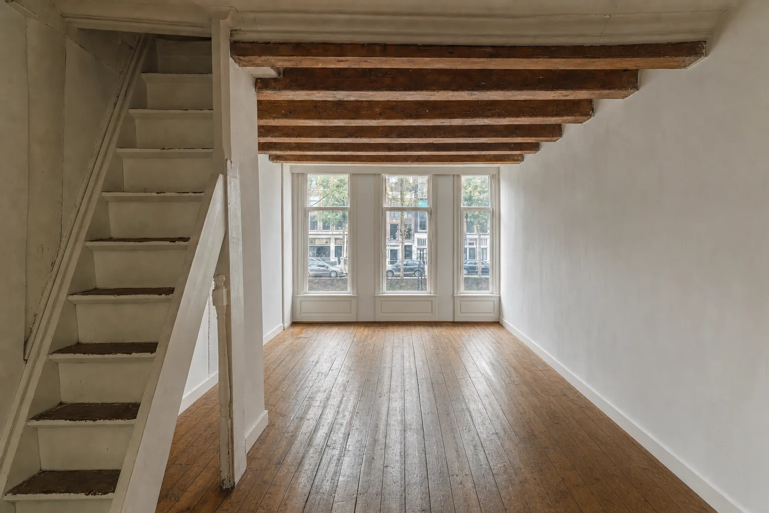 Woonkamer in een smal grachtenpandje, Bloemgracht — Opgeruimd