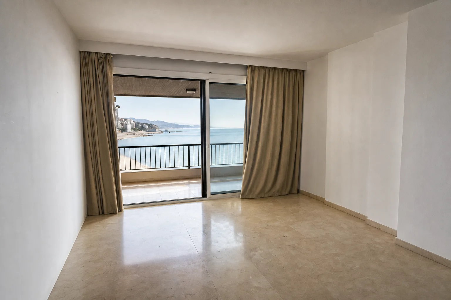 Salón con terraza y vistas a la playa — Despejado