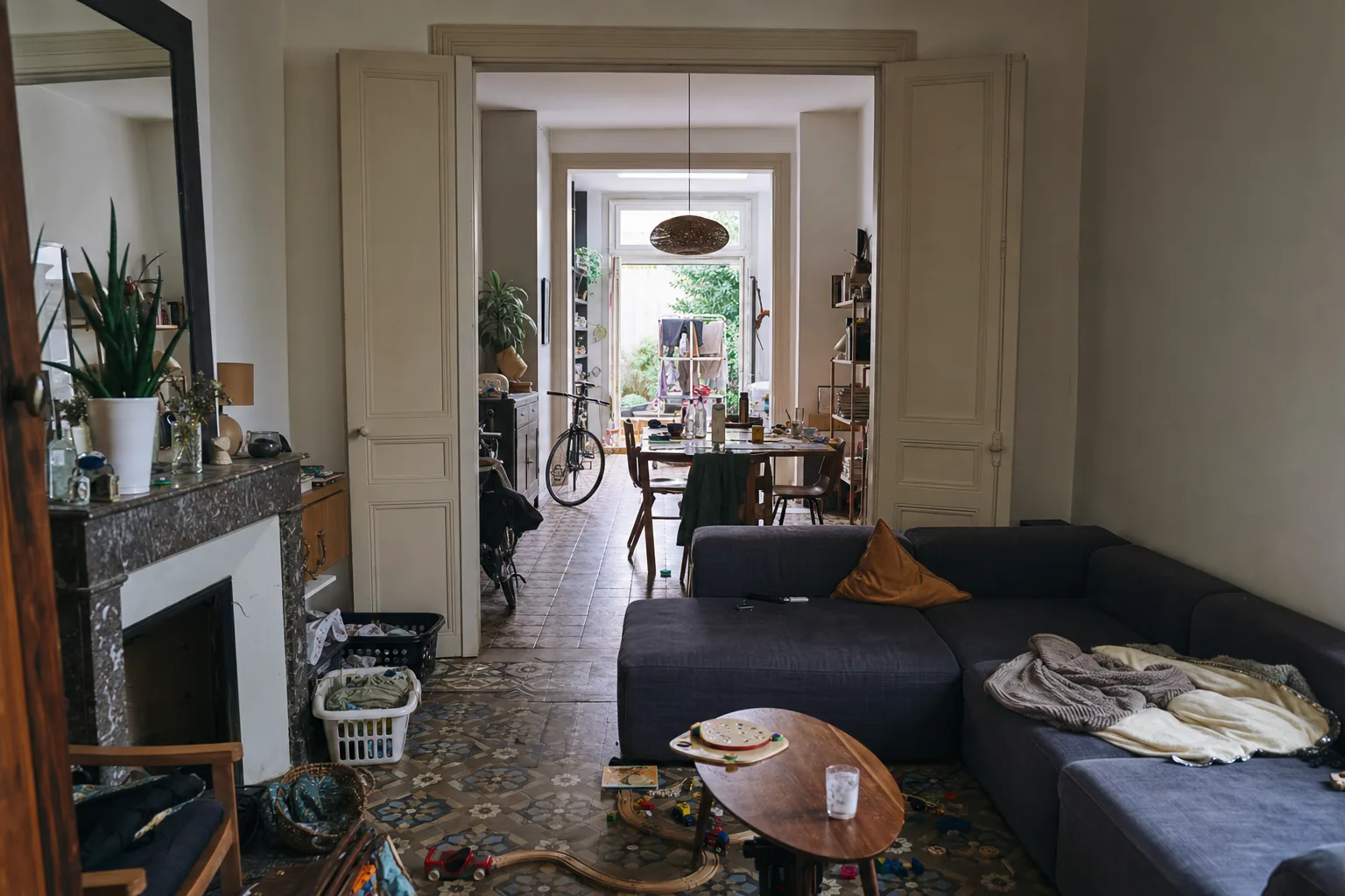 Enfilade d'échoppe ouverte au fond sur un petit jardin clos — Original