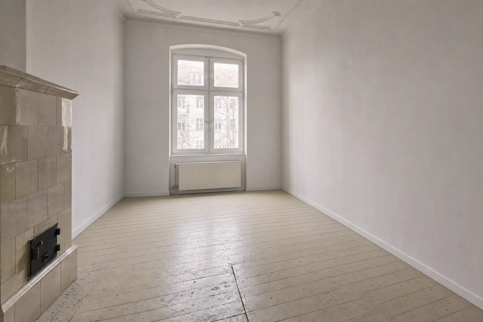 Altbau-Wohnzimmer mit Kachelofen und Hofblick nahe Weserstraße — Entrümpelt