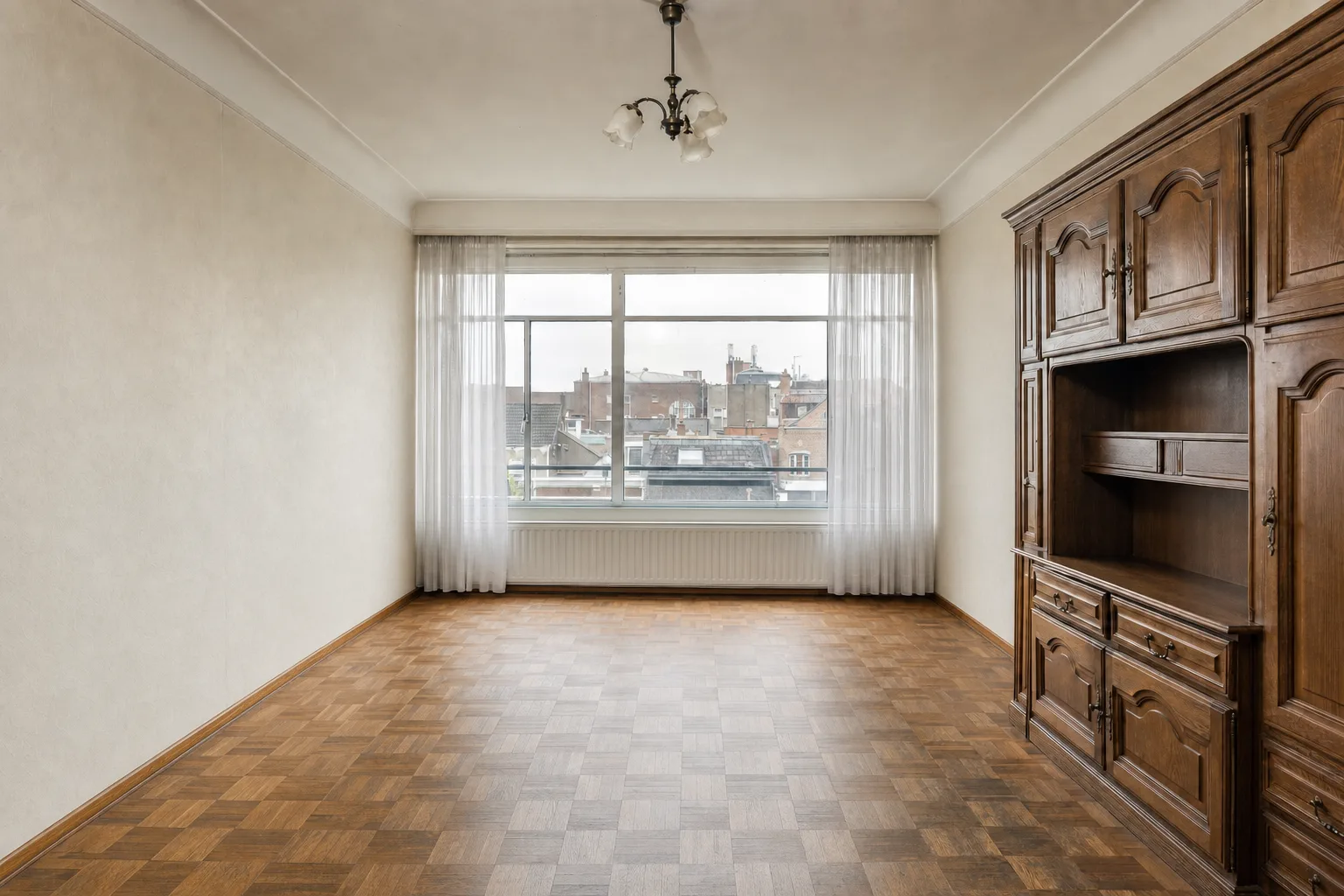 Woonkamer bovenwoning jaren 50, Burchtstraat — Opgeruimd