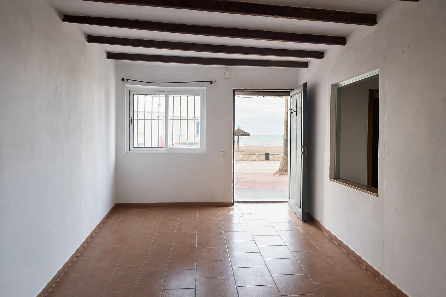 Salón de casa marinera junto al paseo marítimo — Despejado