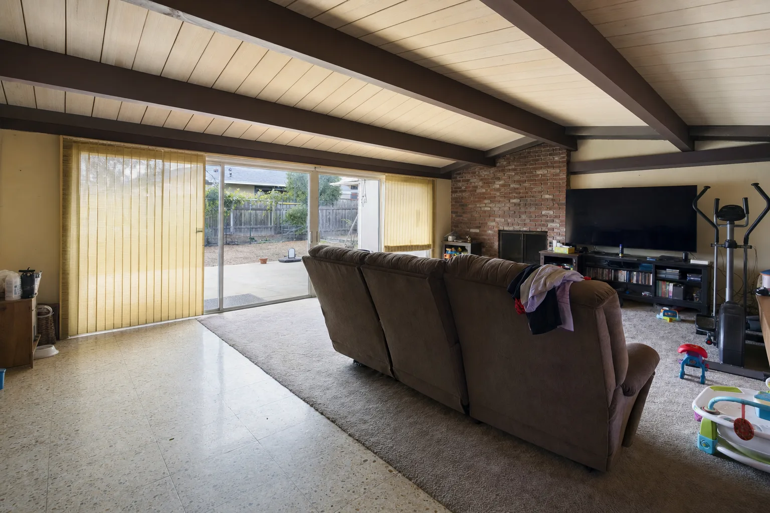 Post-and-beam ranch family room, Clairemont — Original
