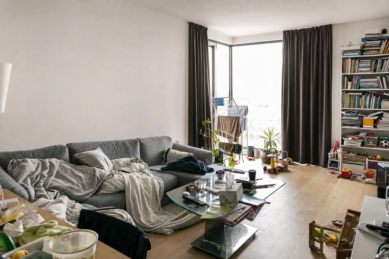 Eine moderne Stadtwohnung mit Eckfenster — Original
