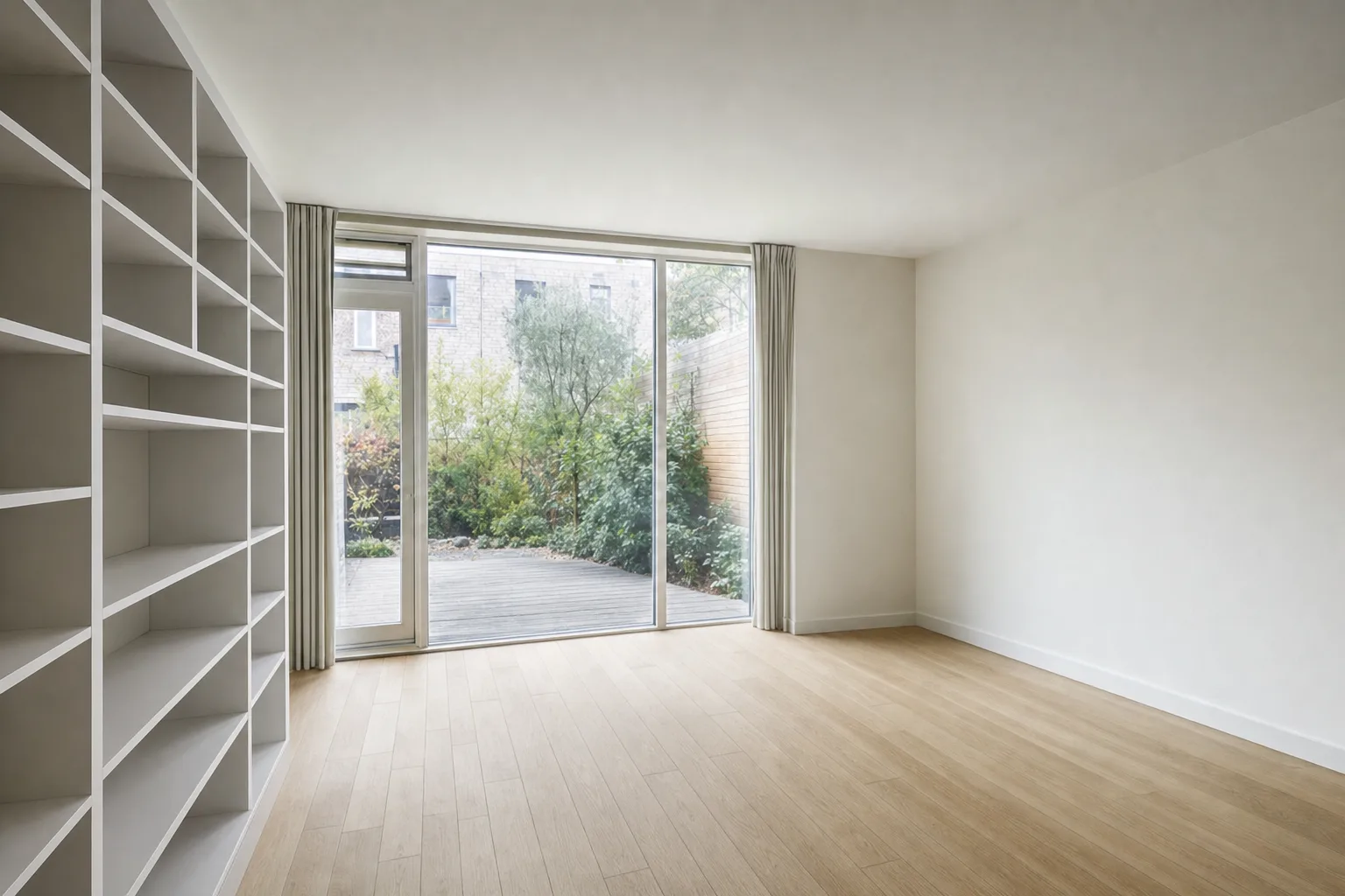 Ein modernes Haus zum Innenhof — Entrümpelt