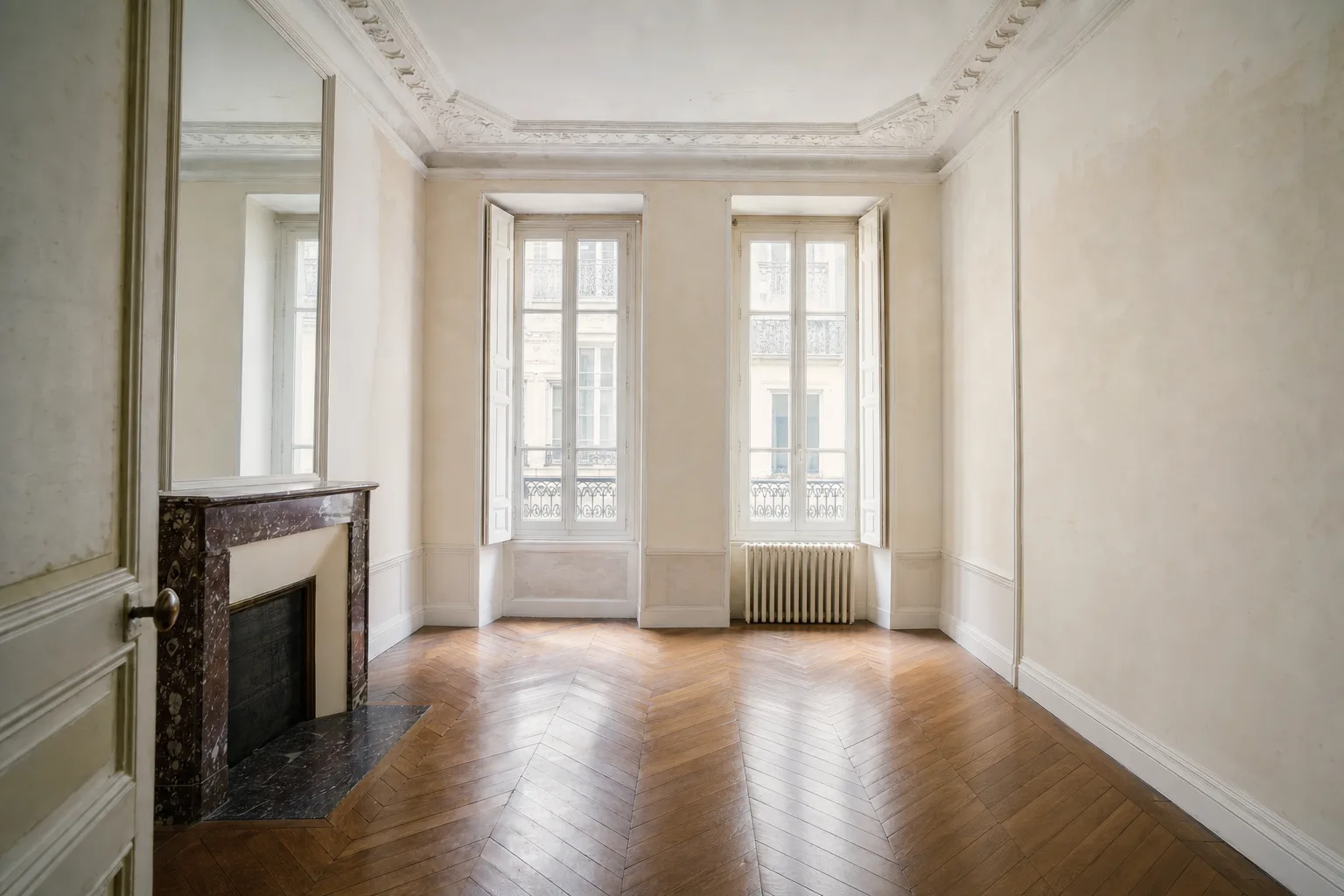 Un appartement ancien avec cheminée en marbre — Désencombré