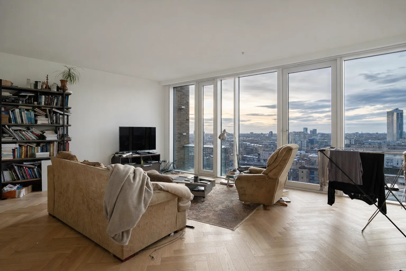 Ein Penthouse über der Stadt in der Dämmerung — Original