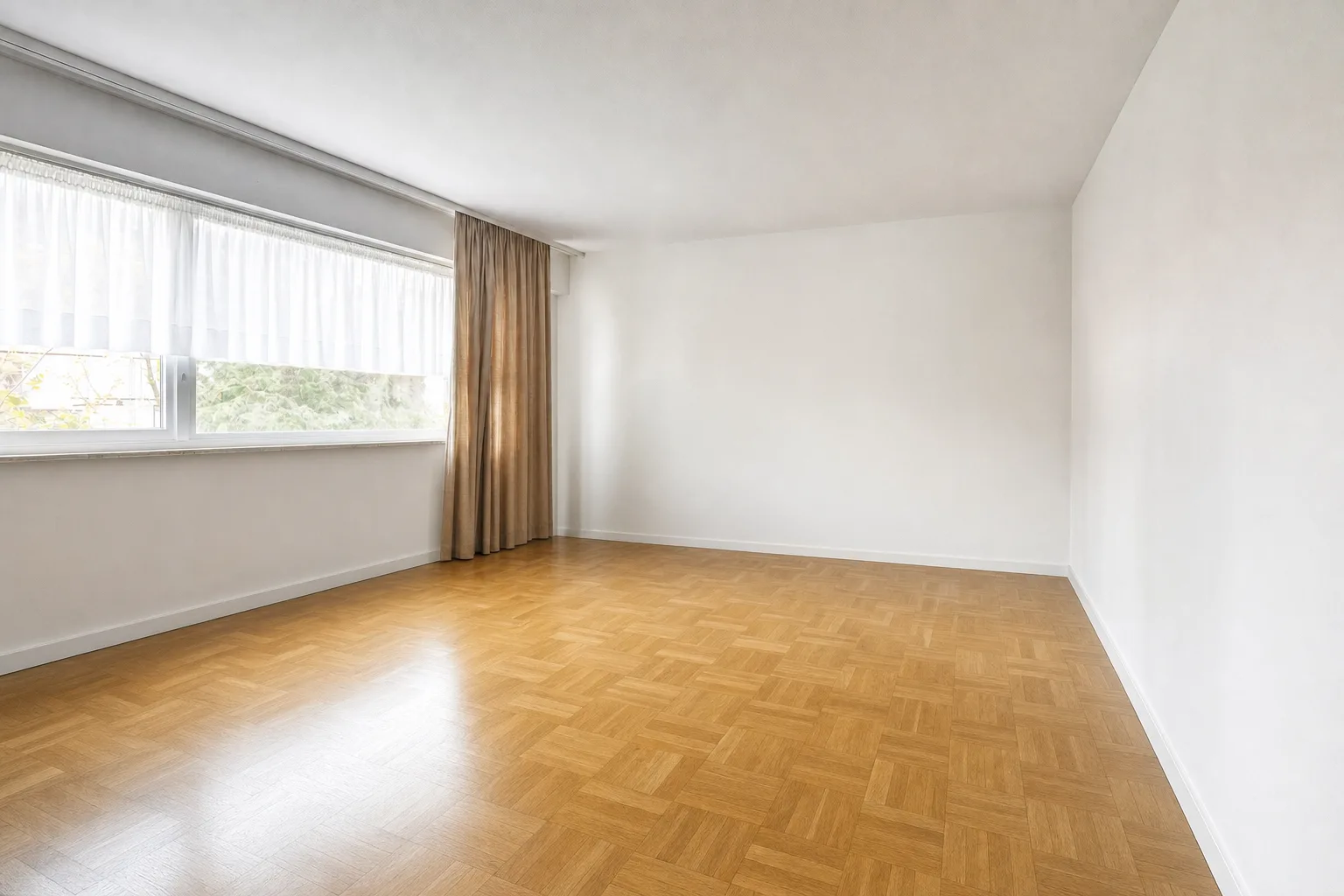 Un appartement des années 60 avec une longue fenêtre — Désencombré