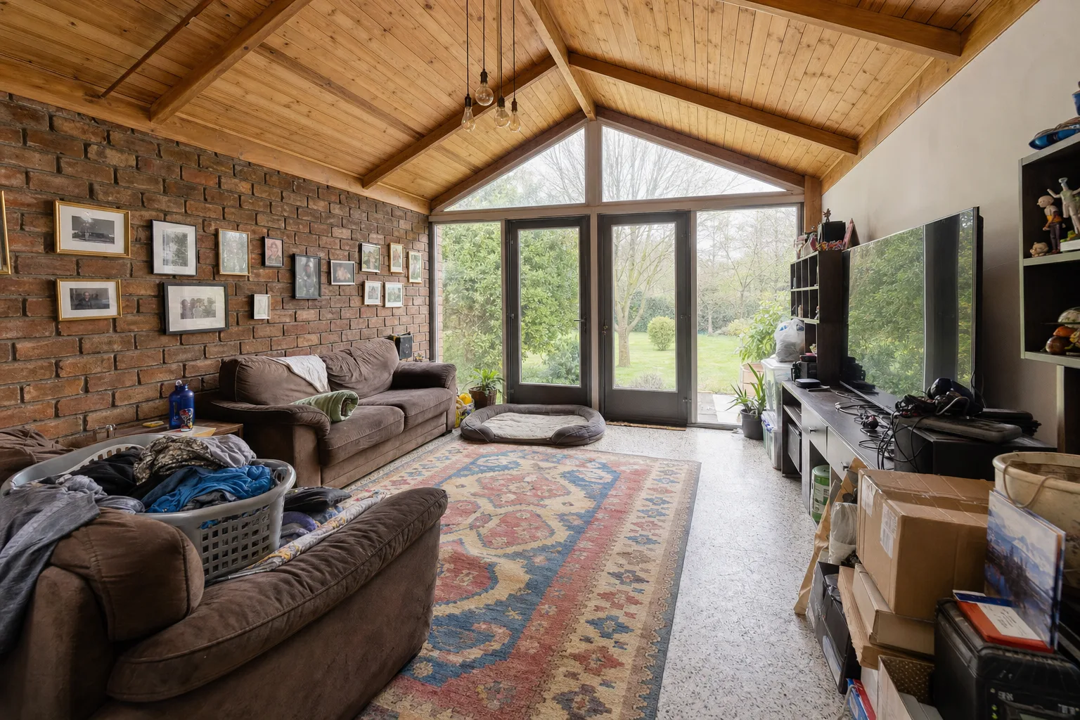 Un bungalow aux parois vitrées et sol en terrazzo — Original