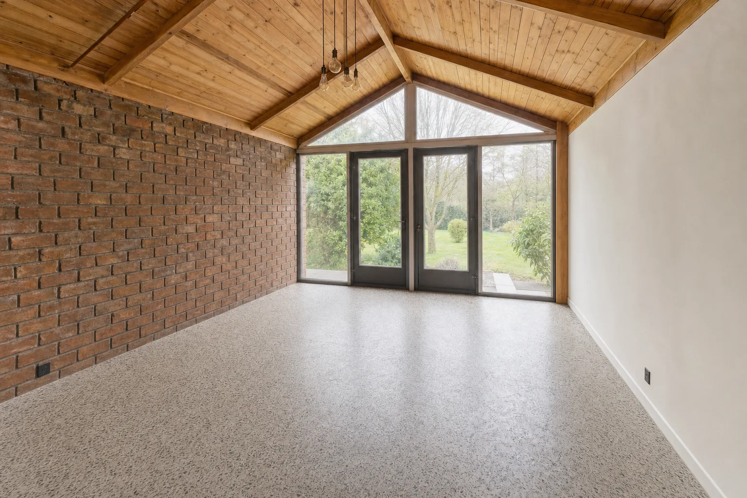 Un bungalow aux parois vitrées et sol en terrazzo — Désencombré