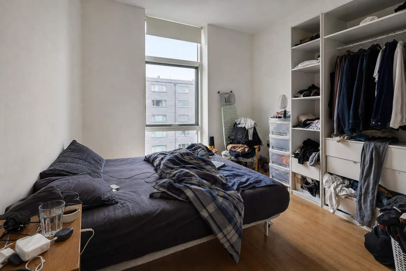Un dormitorio de piso en la ciudad con una ventana alta — Original